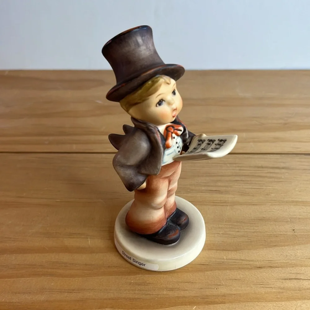 HUMMEL Goebel 131 “Street Singer” Vintage 1972 TMK-5